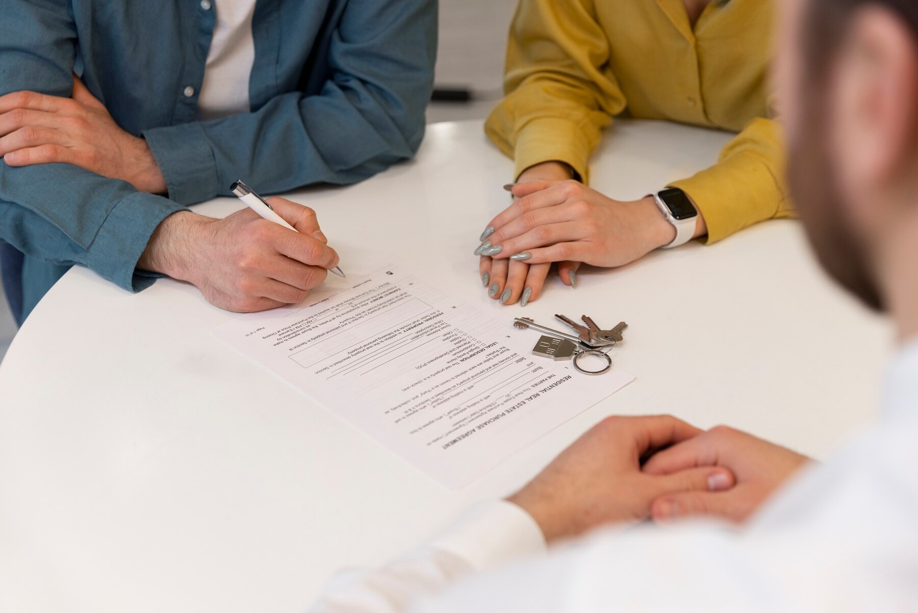 agente-immobiliare-maschio-che-fa-affari-e-mostra-casa-a-potenziali-coppie-di-acquirenti_23-2150164686