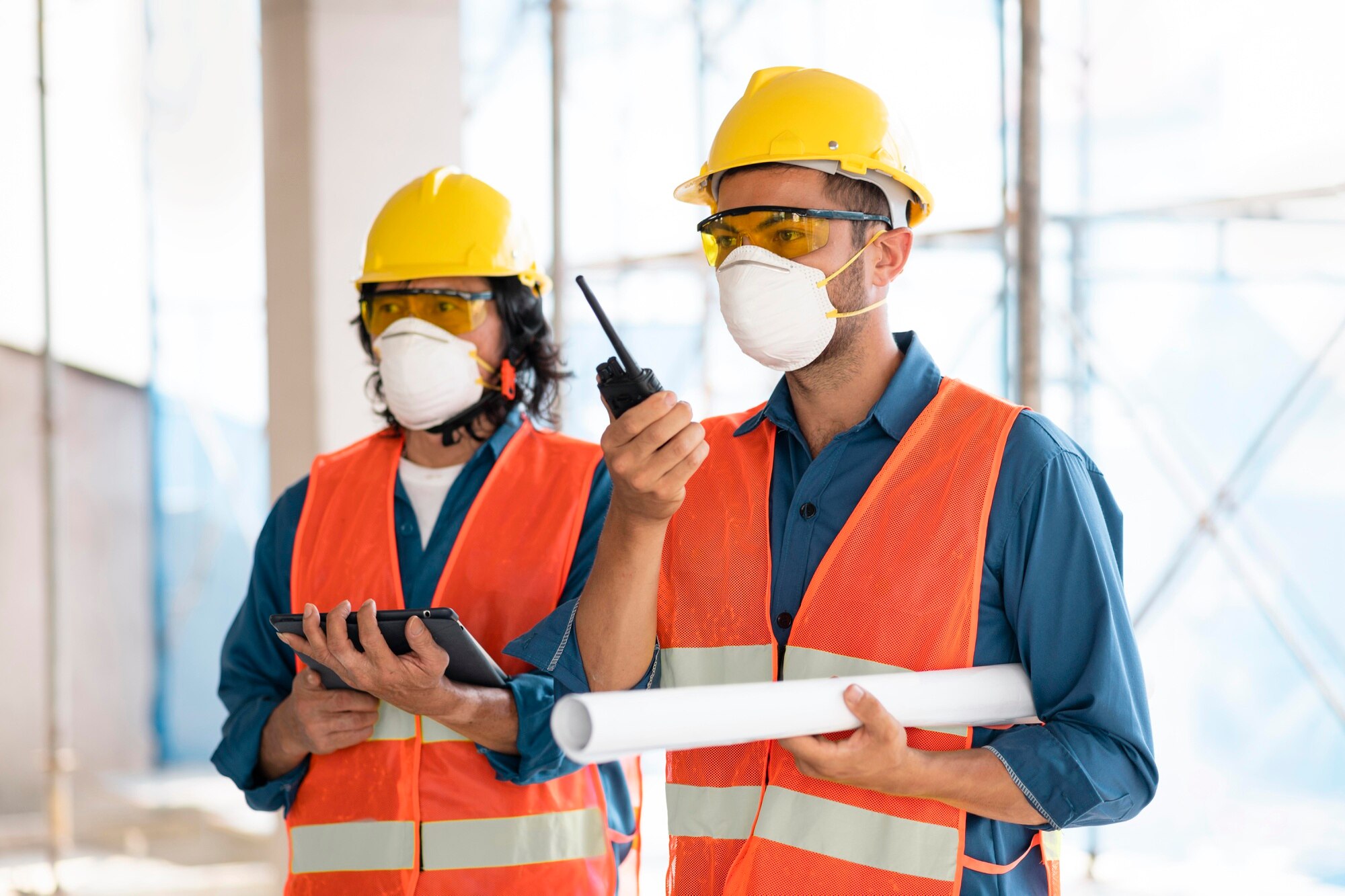 colleghi-con-attrezzature-di-sicurezza-che-lavorano-con-i-modelli_23-2148908427