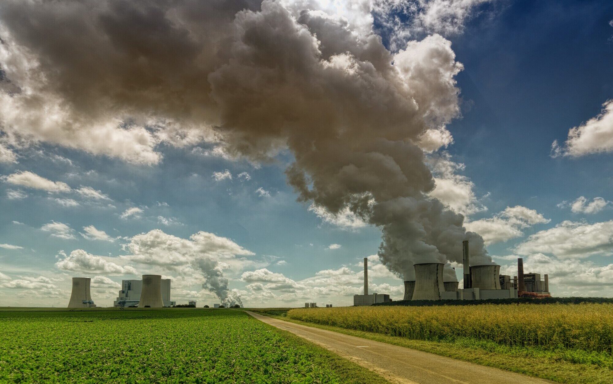 fabbrica-di-fumo-durante-il-giorno_395237-120