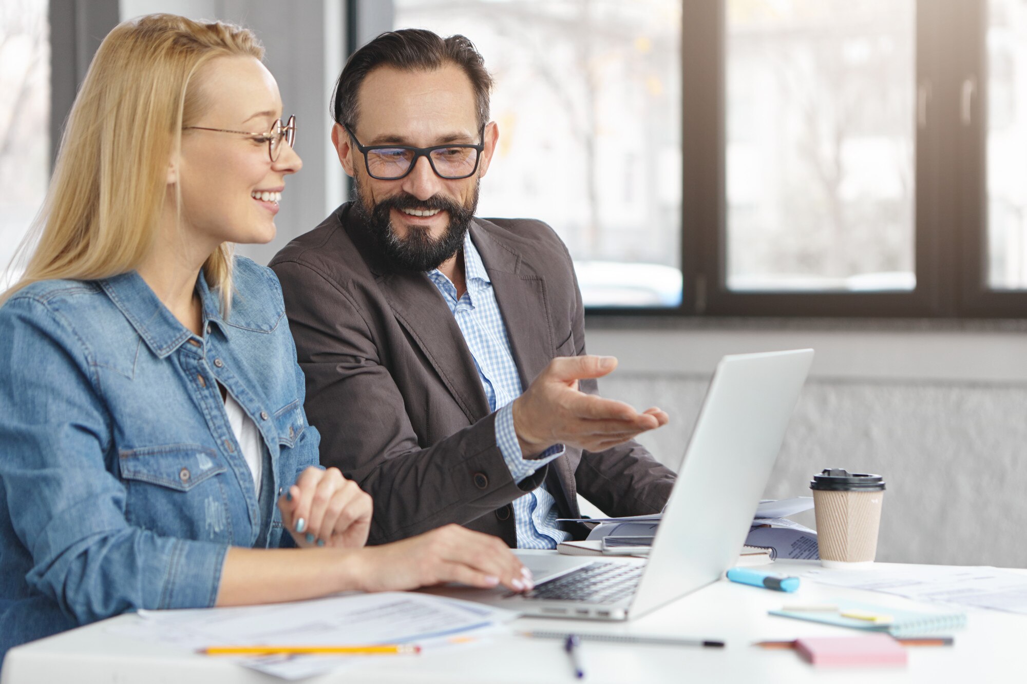 il-responsabile-femminile-biondo-felice-ha-conversazione-con-il-collega-maschio_273609-4657