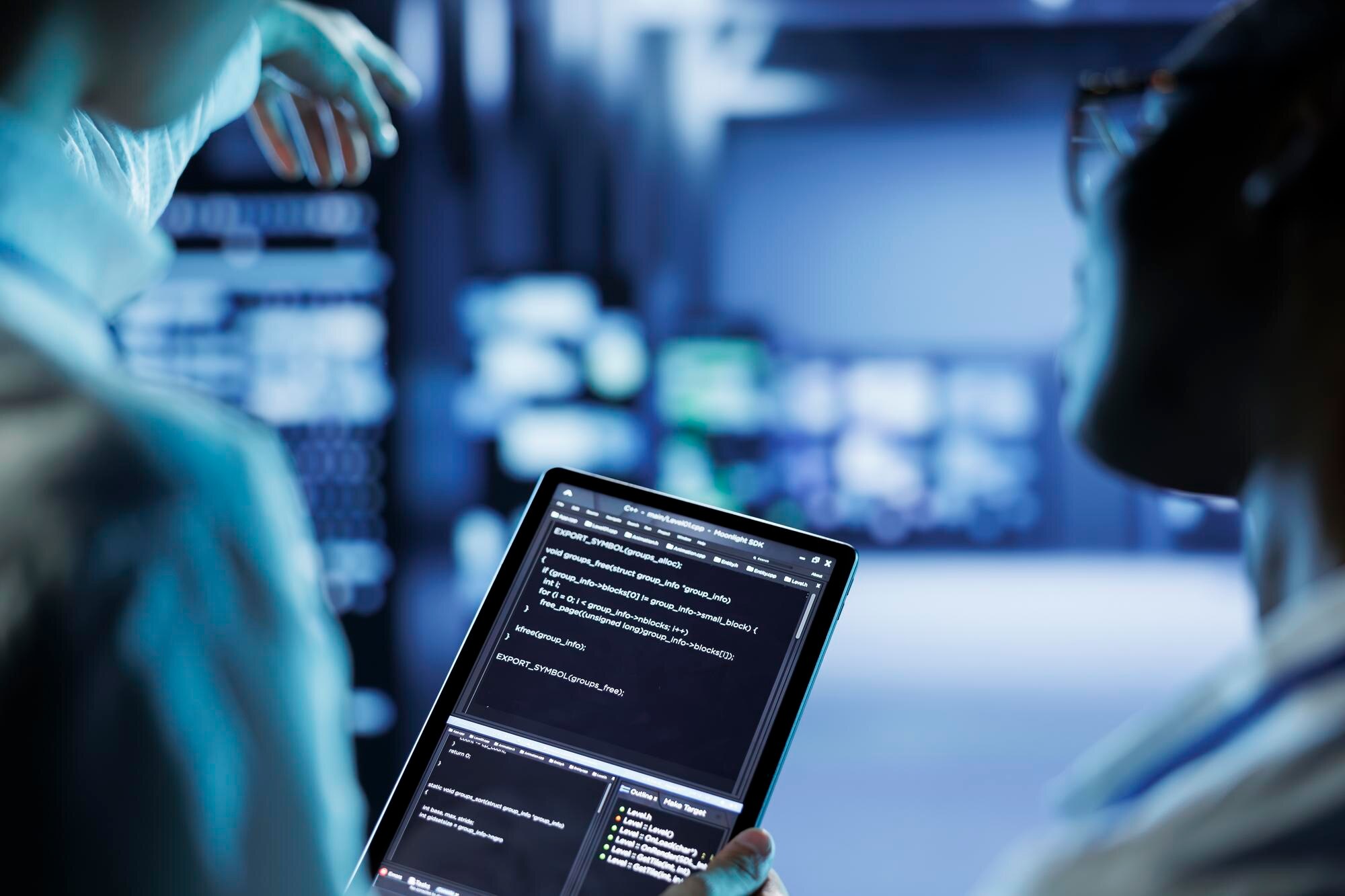 ingegneri-in-codice-su-tablet-nel-data-center_482257-80194
