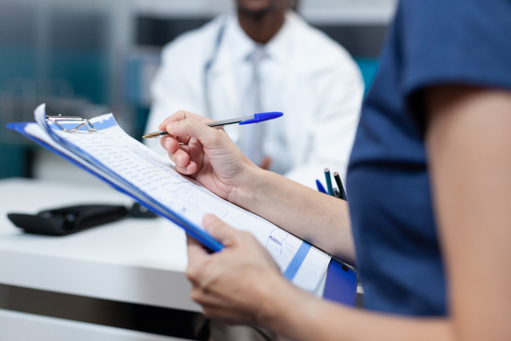 primo-piano-della-madre-paziente-che-scrive-informazioni-mediche-sul-documento_482257-26943