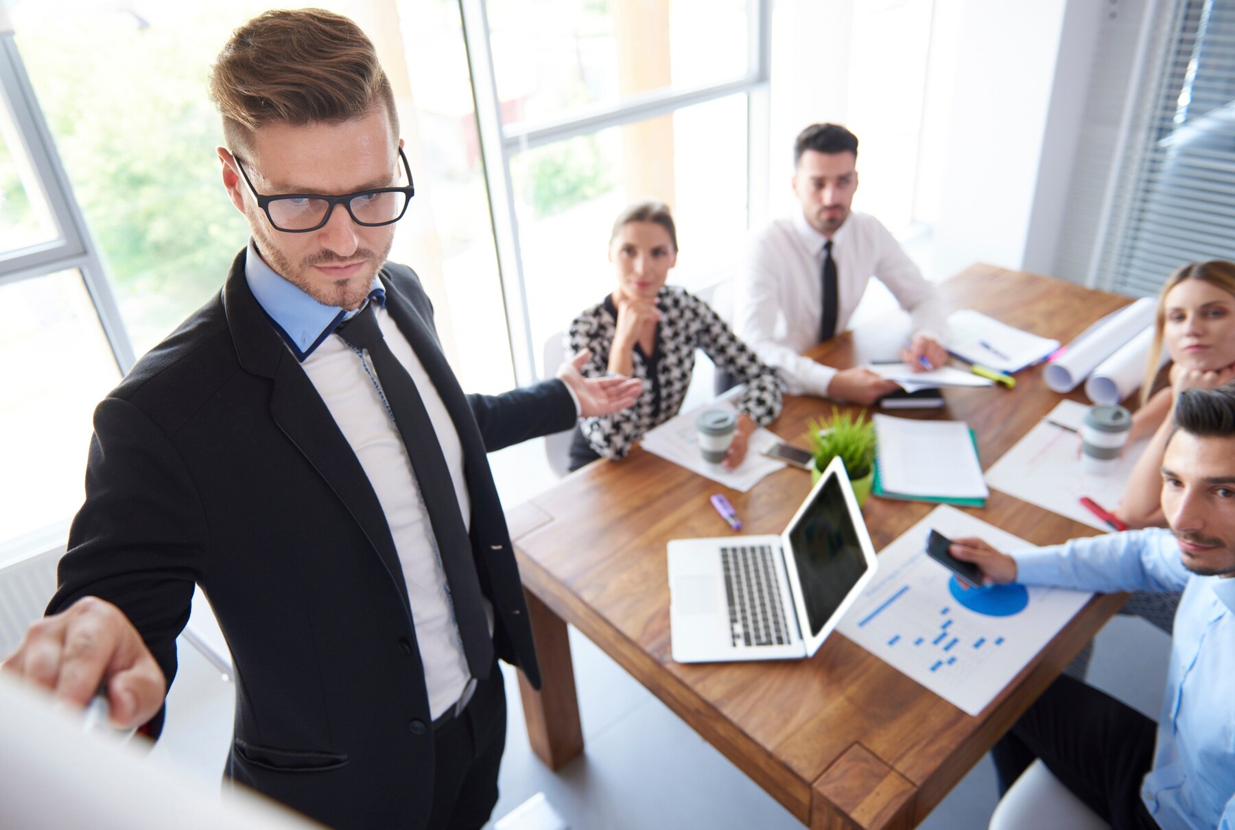 primo-piano-sulle-persone-che-lavorano-in-ufficio_329181-16041