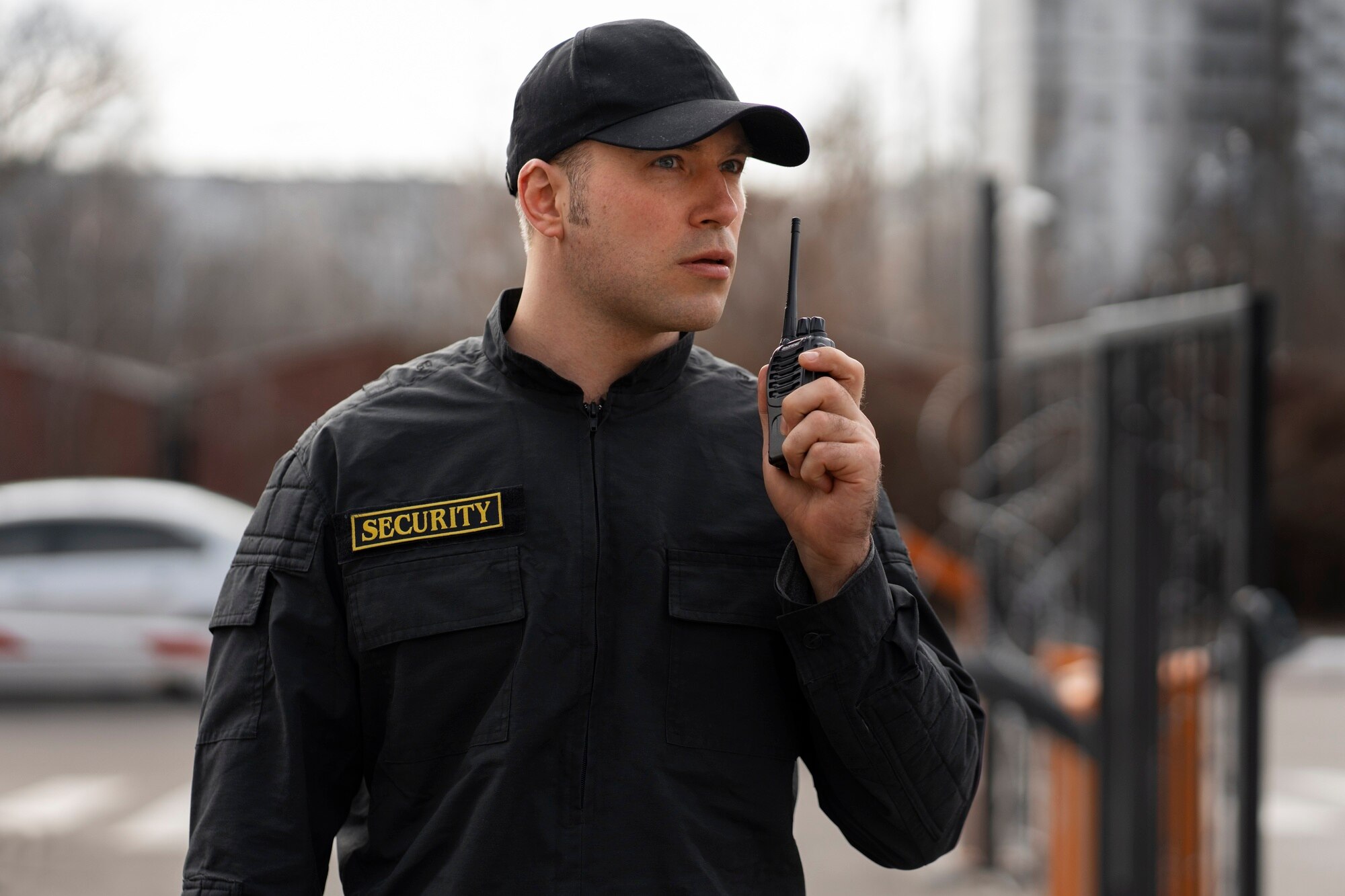 ritratto-di-guardia-di-sicurezza-maschile-con-stazione-radio_23-2150368765