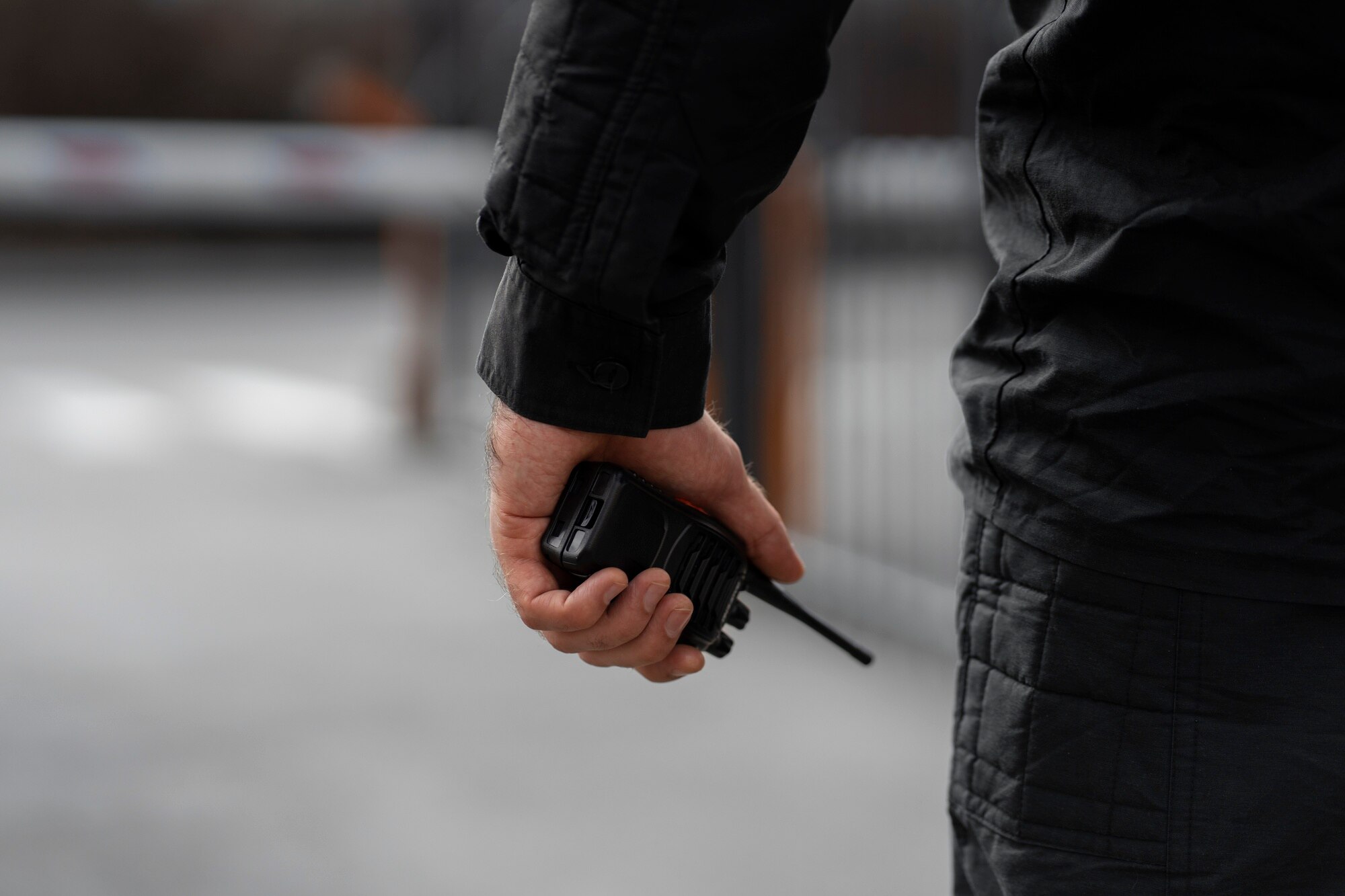 ritratto-di-guardia-di-sicurezza-maschile-con-stazione-radio_23-2150368767