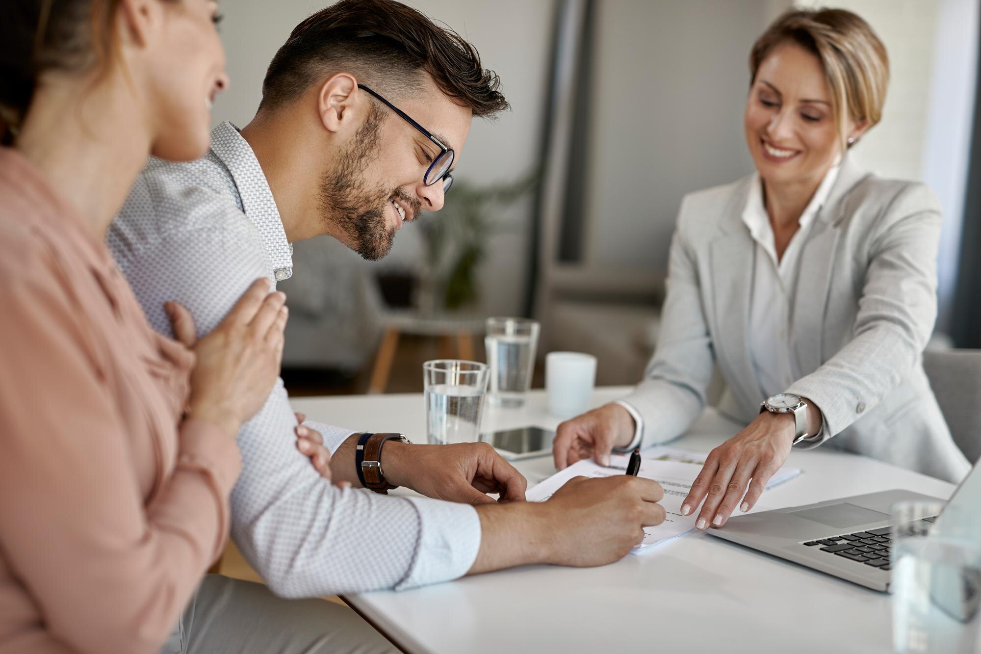 uomo-felice-e-sua-moglie-che-hanno-un-incontro-con-il-consulente-finanziario-e-firmano-un-accordo-in-ufficio_637285-6121
