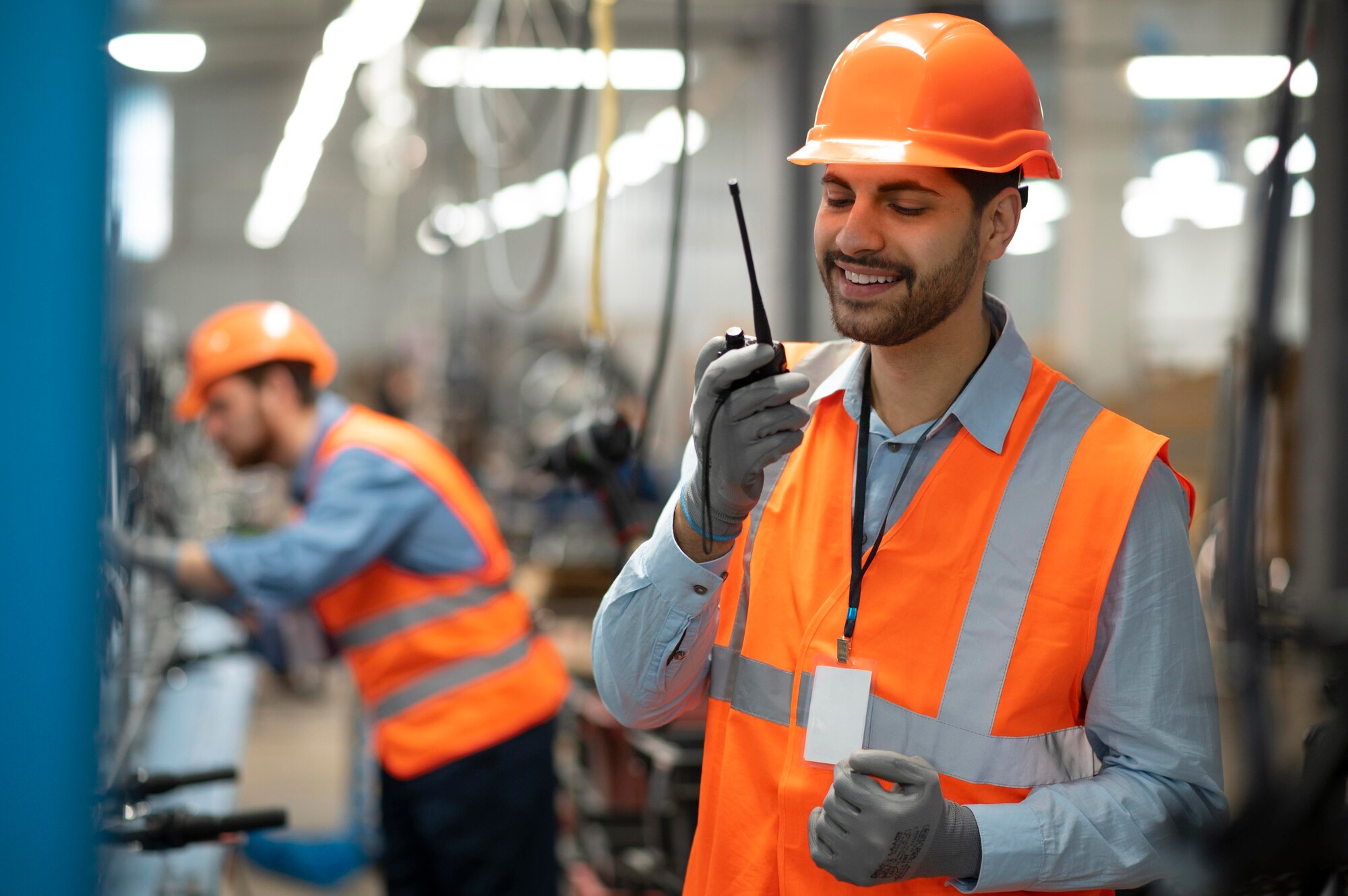 uomo-in-equipaggiamento-di-sicurezza-sul-posto-di-lavoro_23-2148976365